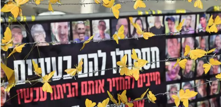 ניצולי שואה במיצג לשחרור החטופים